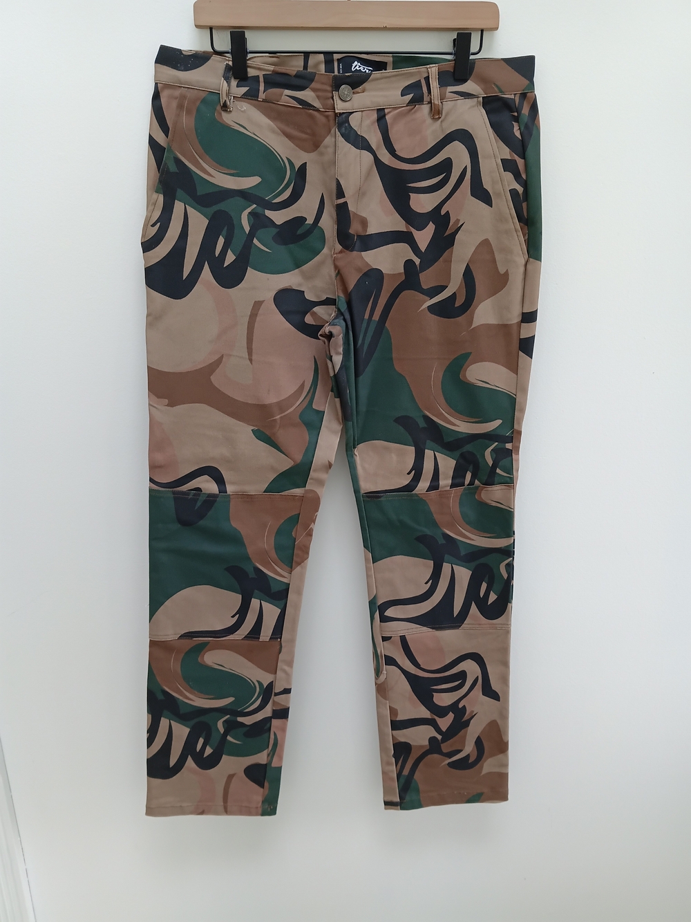 Tier Women's Straight Leg Camouflage Print Pants in Beige Black & Green Size L